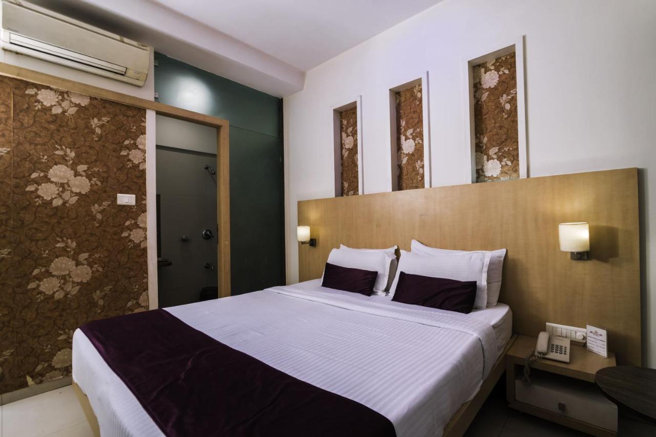 Hotel Monarch Guestline In Midc Rabale, Navi Mumbai Bagian luar foto